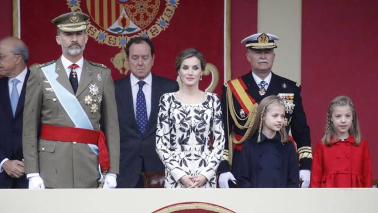 Sus Majestades los Reyes junto a sus hijas, la princesa Leonor y la infanta Sofía, en el desfile del año pasado.