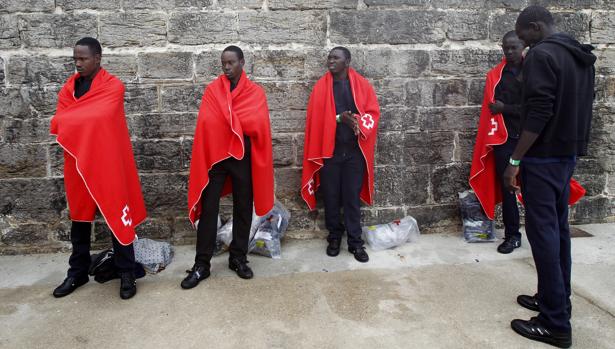 Rescatados once inmigrantes en patera, uno de ellos con invalidez