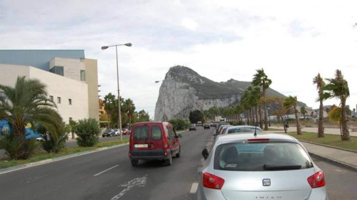 Travesía de la N 351 a su paso por La Línea. Enlaza con el acceso a Gibraltar