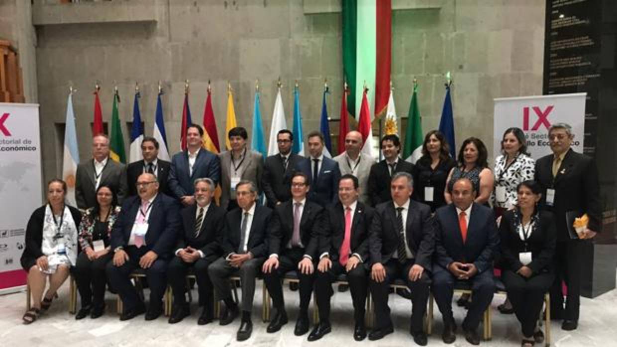 Navarro también participó en Mexico en septiembre en un encuentro de la UCCI.