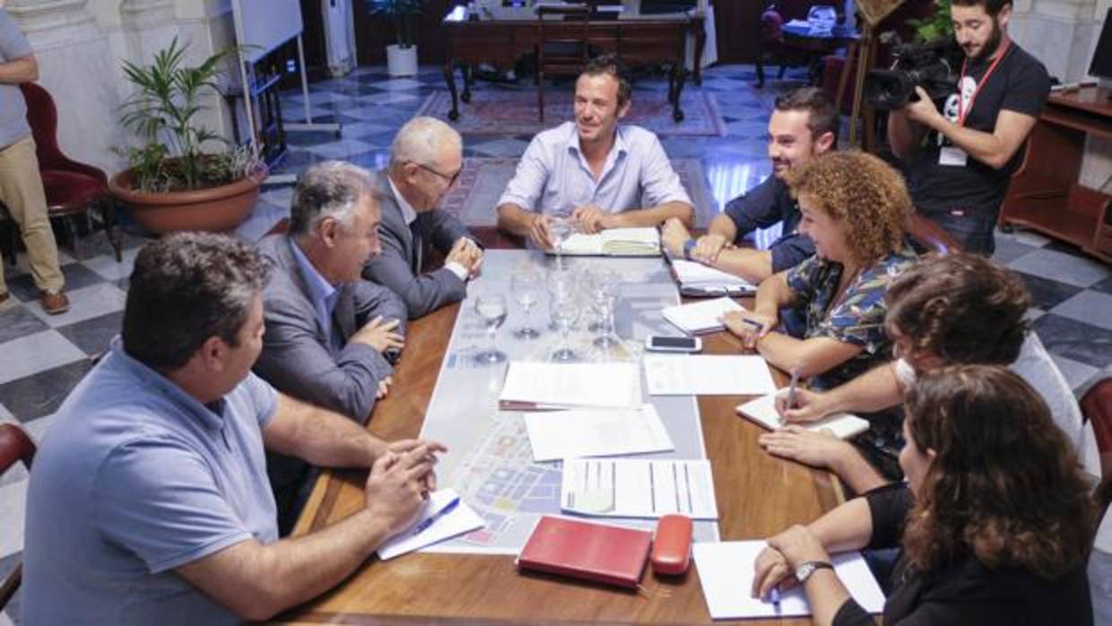 Última reunión mantenida entre el alcalde y el delegado del Gobierno, Juan Luis Belizón, en el Ayuntamiento.