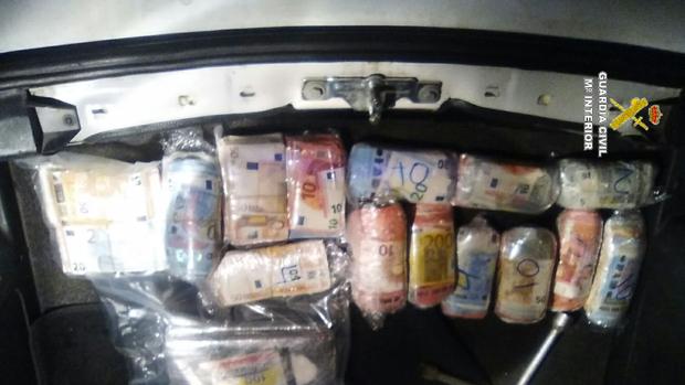 Detenido en Algeciras por llevar ocultos en su vehículo un kilo de cocaína y casi 112.000 euros