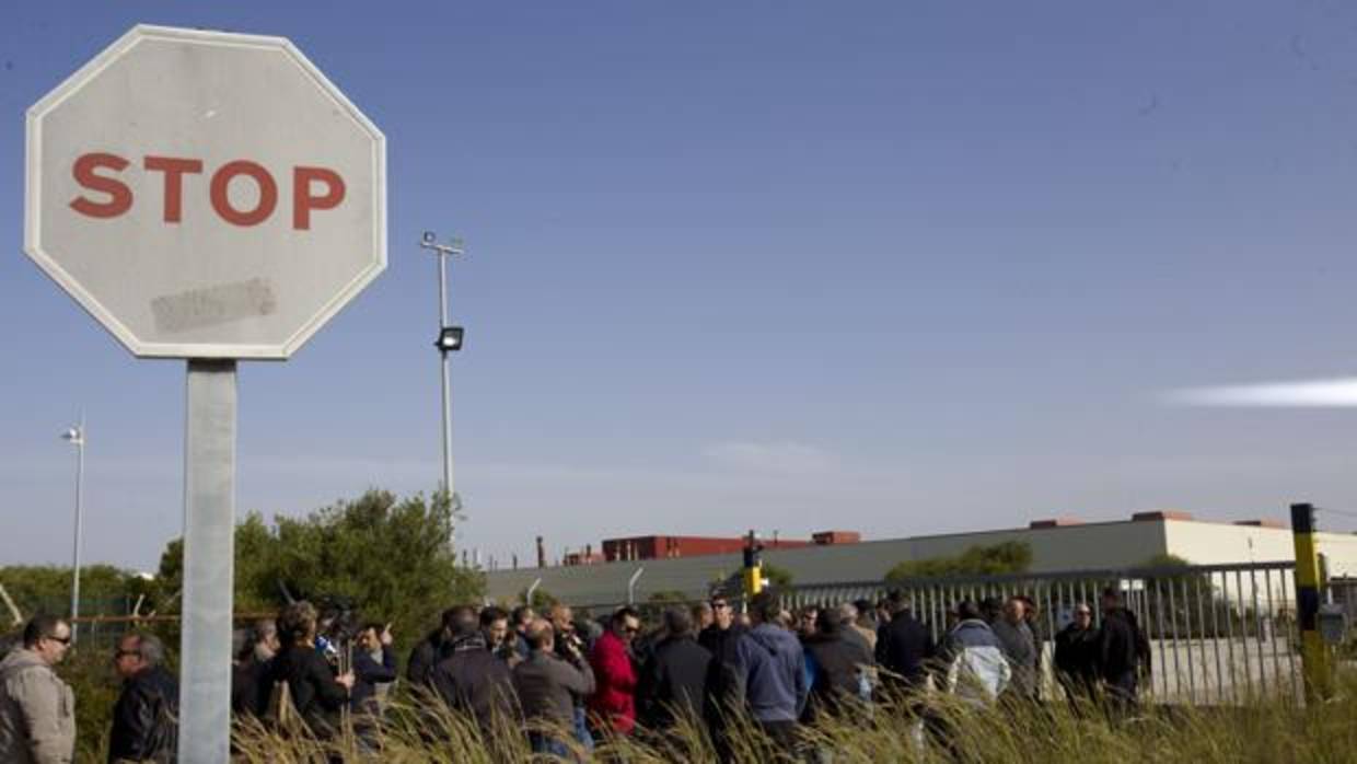 Concentración de extrabajadores ante la factoría el pasado febrero por el décimo aniversario del cierre
