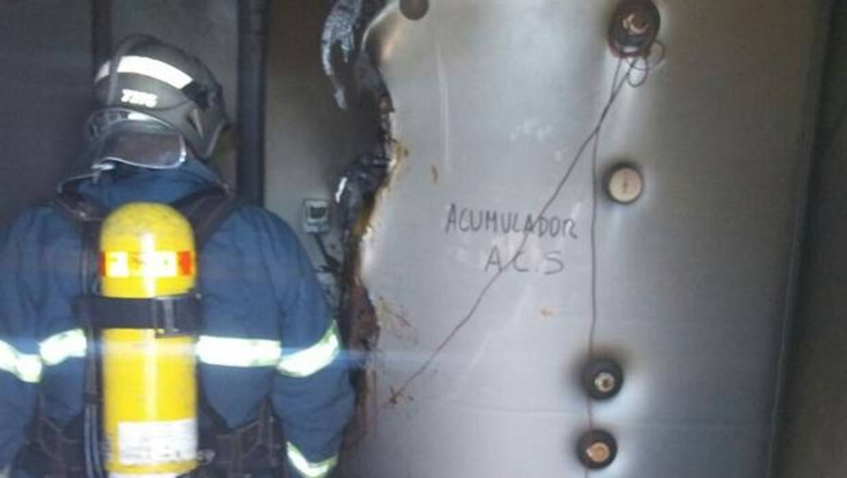 Un bombero inspecciona la caldera afectada.