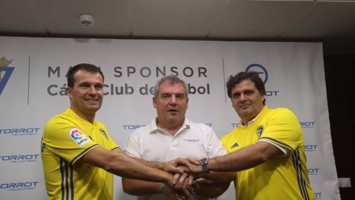 Directivos de Torrot firman el patrocionio del Cádiz CF