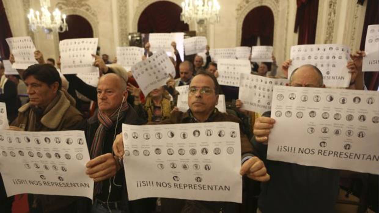 Vecinos en el pleno en el que se aprobó el reglamento.