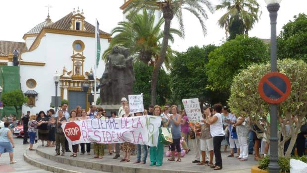 Familiares y trabajadores de la residenciade ancianos de Montequinto durante una protesta en 2012