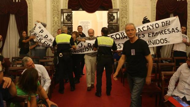 Un grupo de vecinos desplegó una pancarta en el Pleno contra el PP, que fue retirada por la Policía Local.