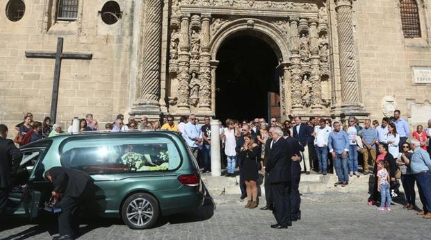 Familiares y amigos dan su último adiós a Esperanza Jiménez