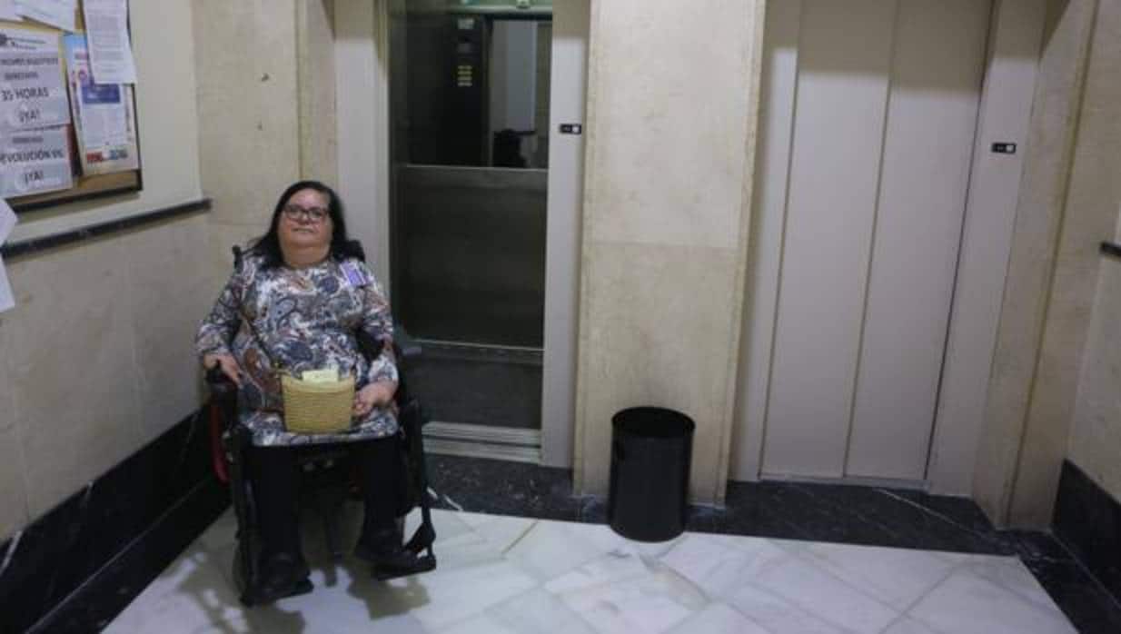 María del Carmen Pérez, el pasado viernes frente al ascensor en el que no cabía su silla de ruedas