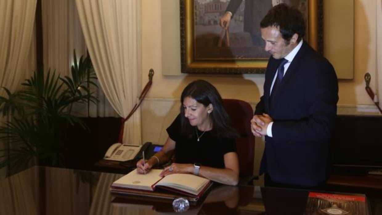 Anne Hidalgo, alcaldesa de París, dejando constancia de su visita a Cádiz