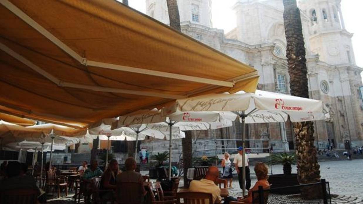 Una terraza situada a los pies de la Catedral de Cádiz.