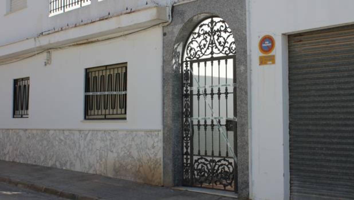 La vivienda familiar donde ocurrieron los hechos con el precinto de la Guardia Civil