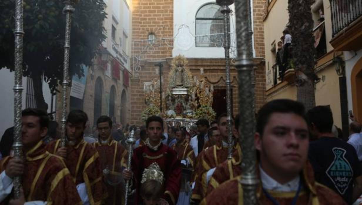 La Virgen de la Palma procesionó por las calles de Cádiz.