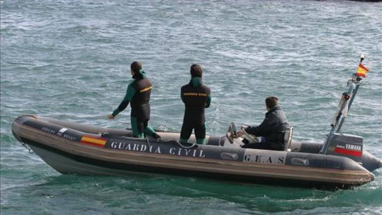 Rescatado un inmigrante a tres millas de Ceuta remando sobre una tabla