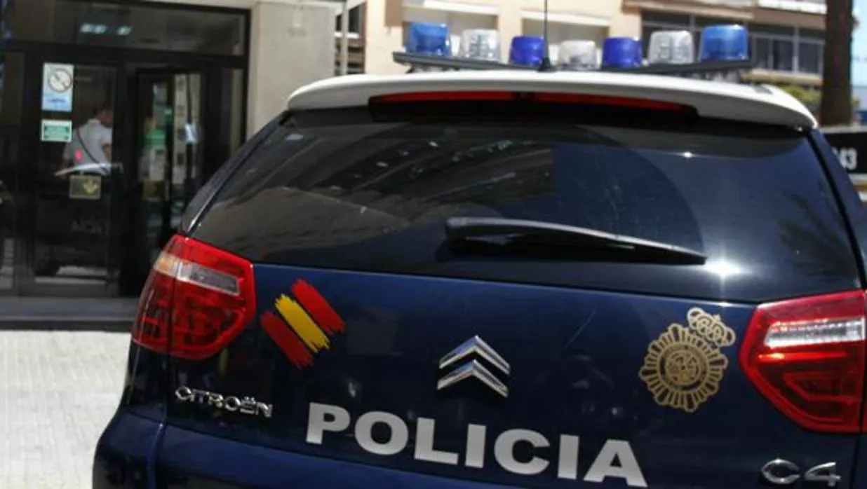 La Policía recibió la llamada de los vecinos que escucharon golpes procedentes de la peluquería de Puerto Real.