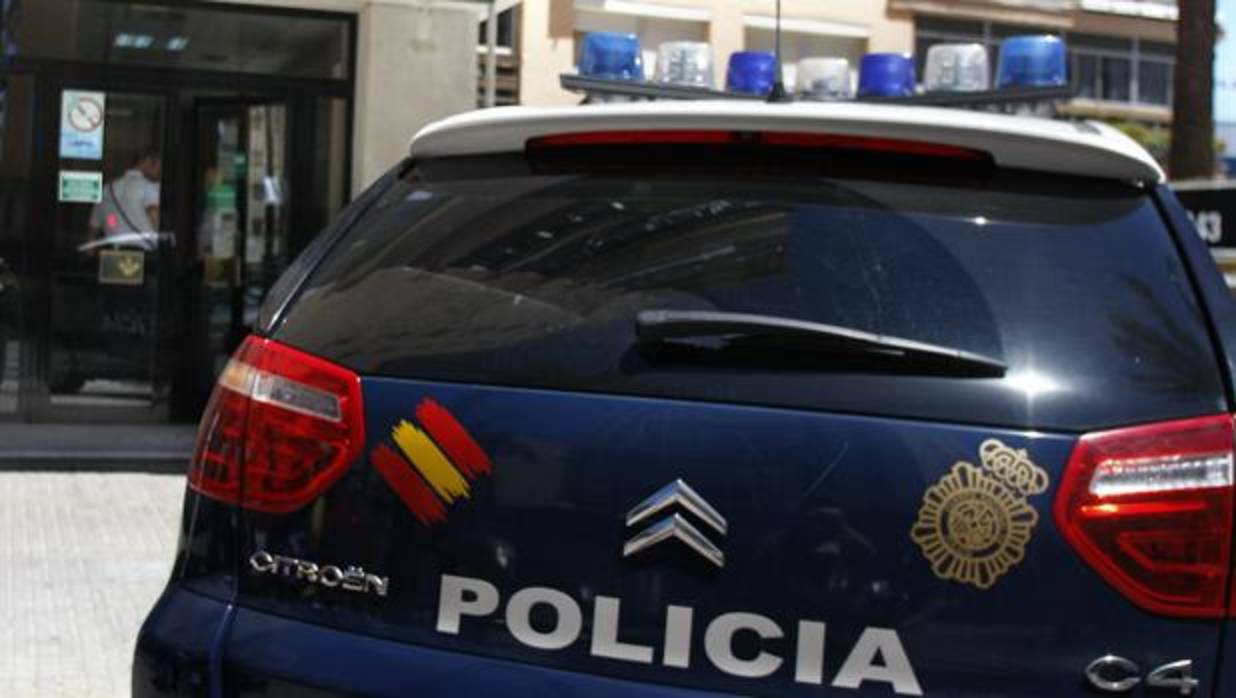 La Policía recibió la llamada de los vecinos que escucharon golpes procedentes de la peluquería de Puerto Real.