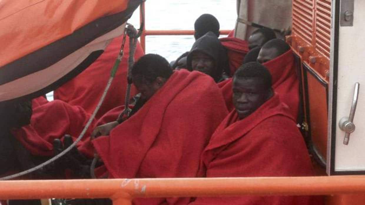 Interceptados diez inmigrantes, todos menores, tras llegar en patera a la playa de Bolonia