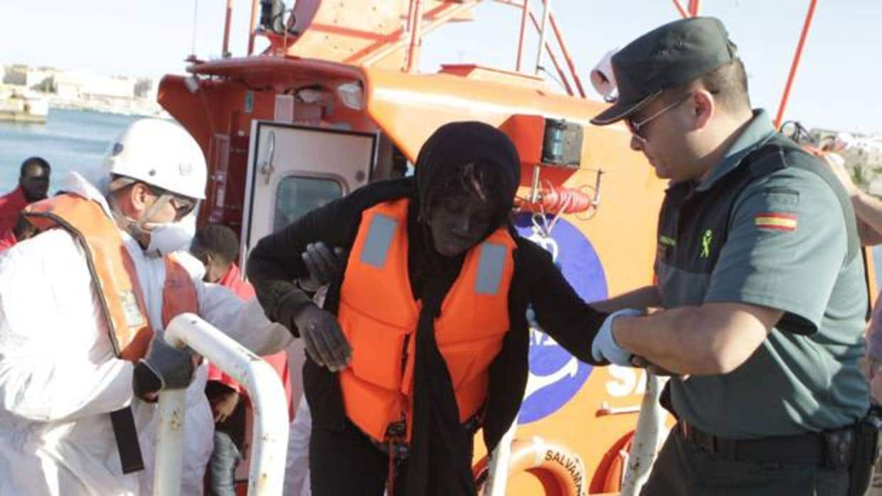 Trasladados a Tarifa seis subsaharianos rescatados de una patera en el Estrecho