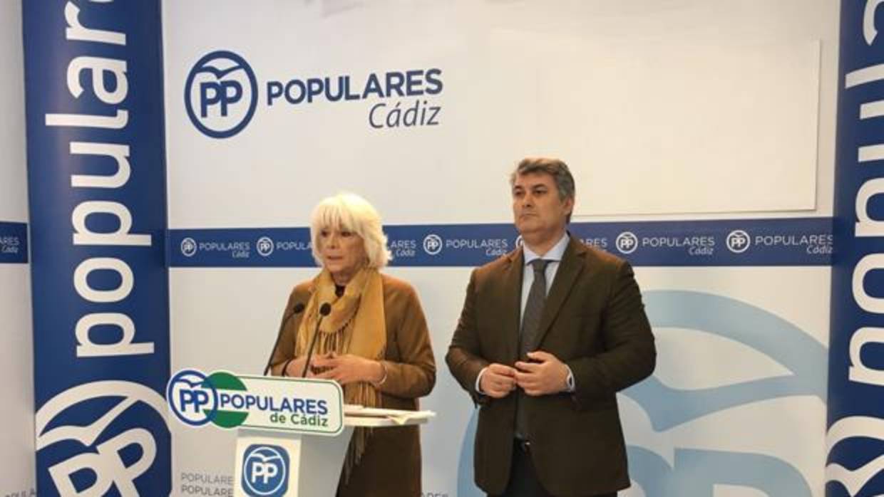 La diputada nacional Teófila Martínez, junto al portavoz en Cádiz, Ignacio Romaní, en la rueda de prensa.