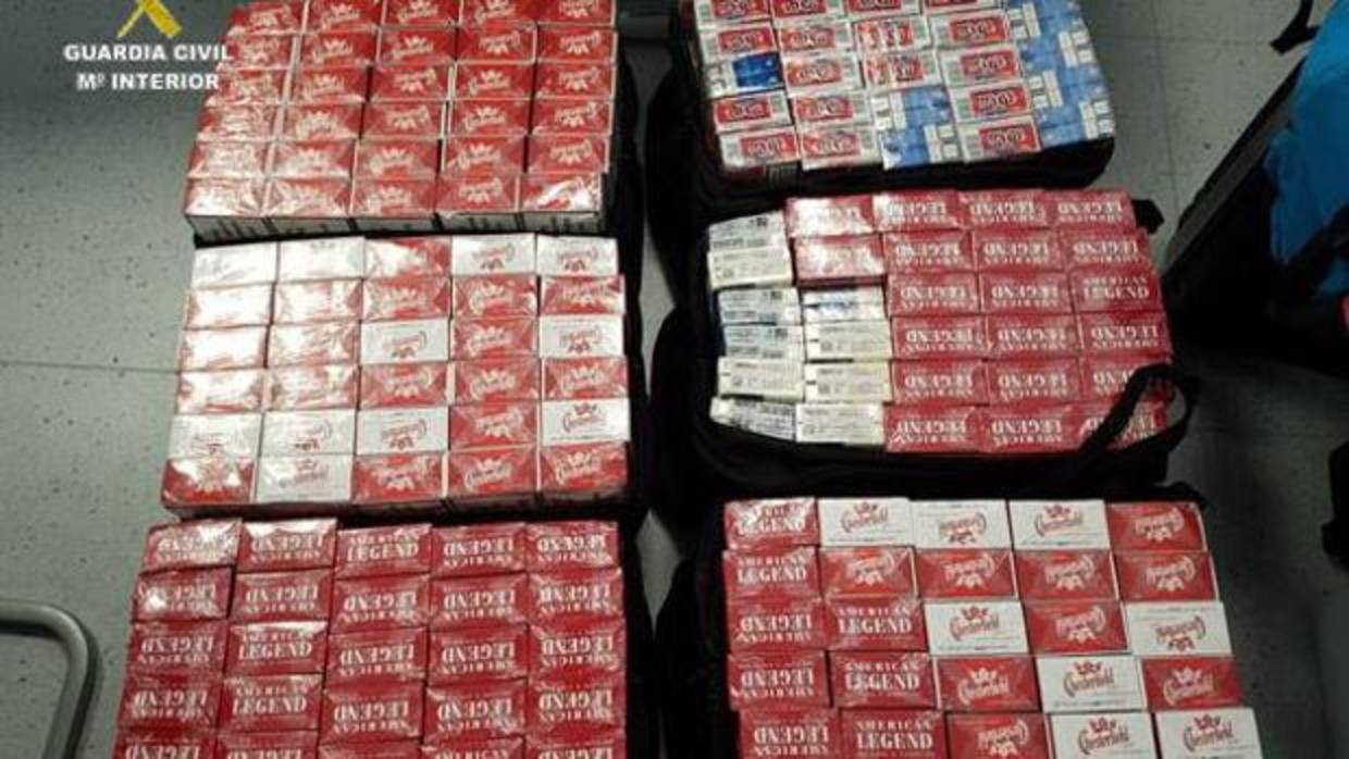 Intervenidas 2.685 cajetillas de tabaco de contrabando en un vehículo en Los Barrios