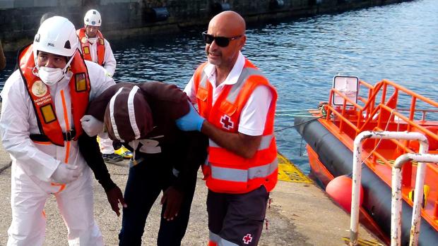 Trasladan al puerto de Tarifa a los seis inmigrantes rescatados de una patera en Punta Paloma
