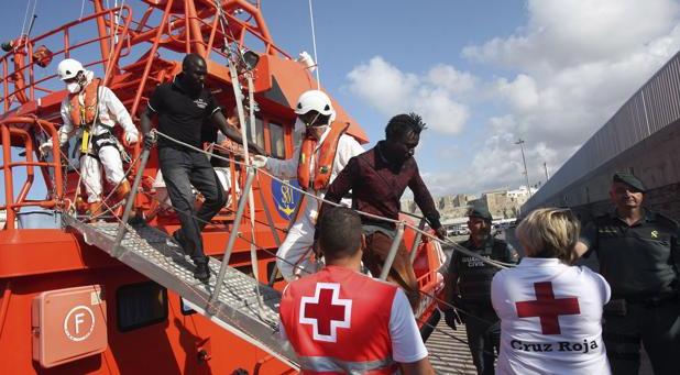 La Guardia Civil rescata en Algeciras a un inmigrante de los bajos de un camión