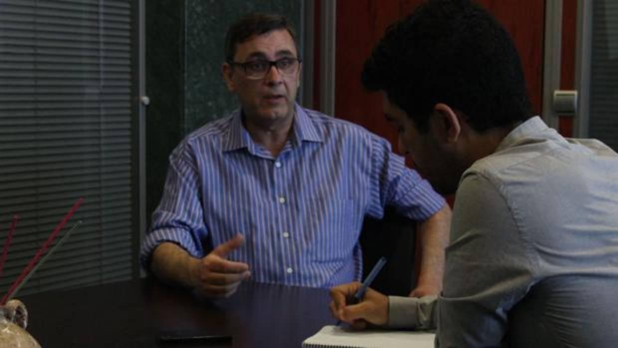 Enrique Estñevez, durante una entrevista.