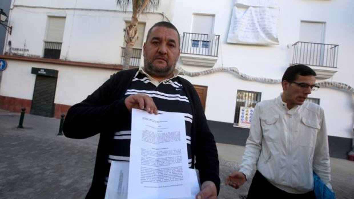 Miguel Mulero y Francisco Manuel Calle, en la puerta de la finca del Corralón