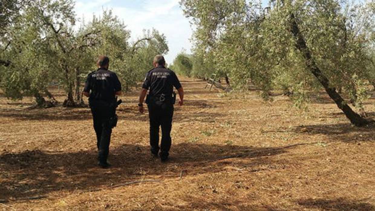 Dos agentes de la Policía Local de Arahal se dedica a vigilar los pagos de Arahal