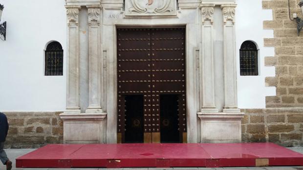 La tarima que dificulta el acceso a San Agustín