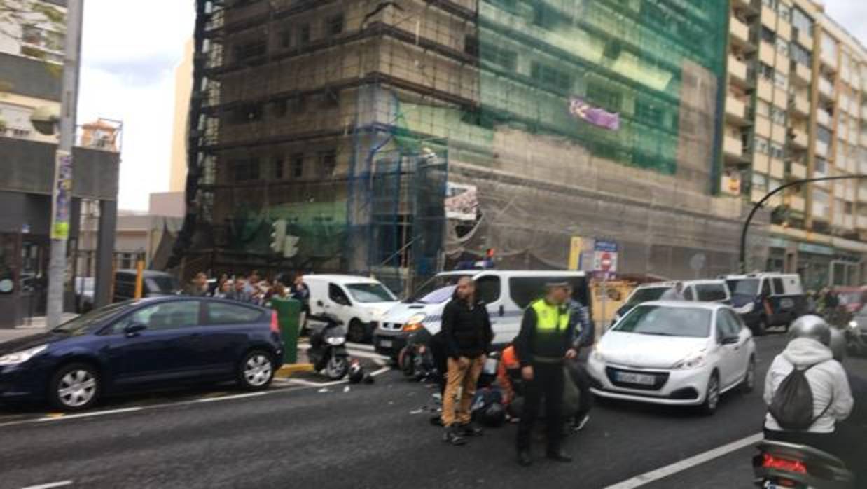 El motorista tendido en el suelo en el momento del accidente