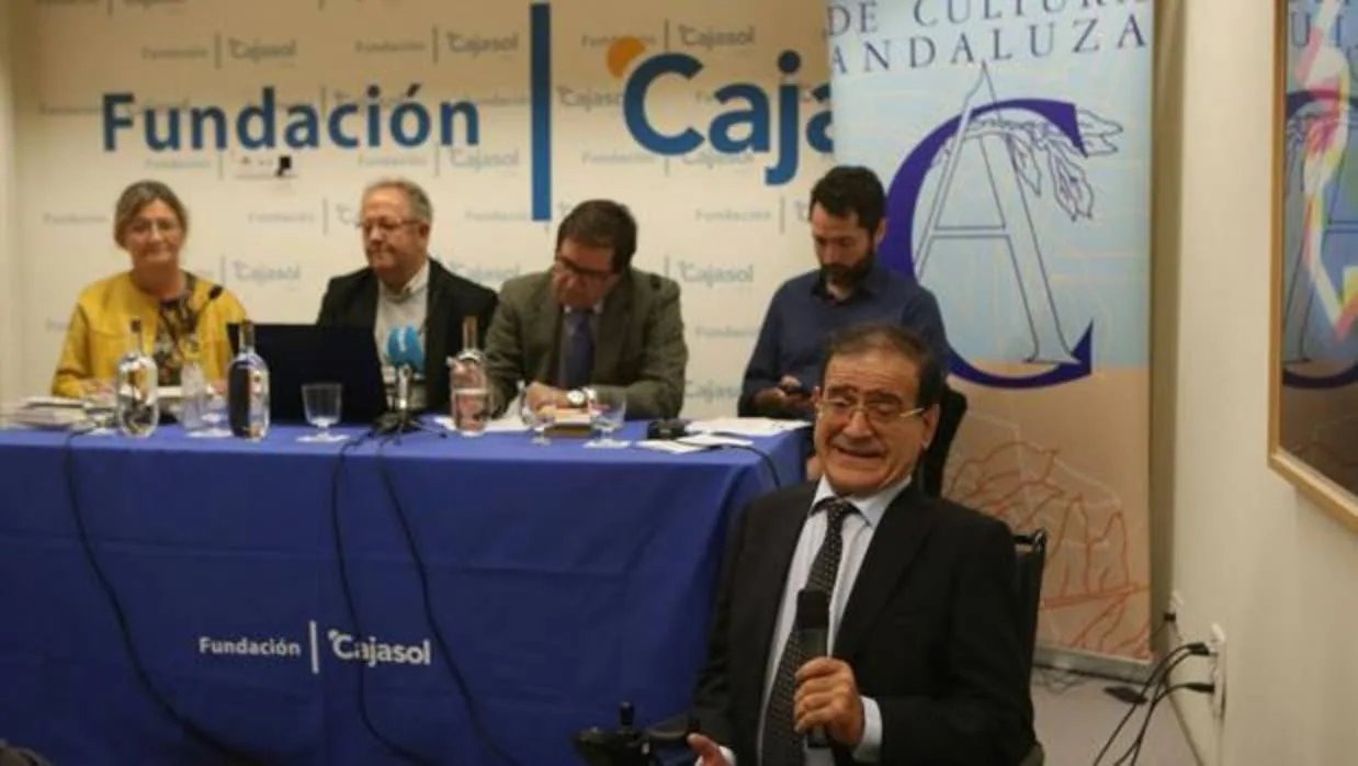 Los protagonistas del encuentro, en el acto promovido por la Fundación de Cultura Andaluza y Cajasol. :: f. jiménez