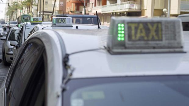 Huelga de taxis por las licencias VTC de vehículos con conductor