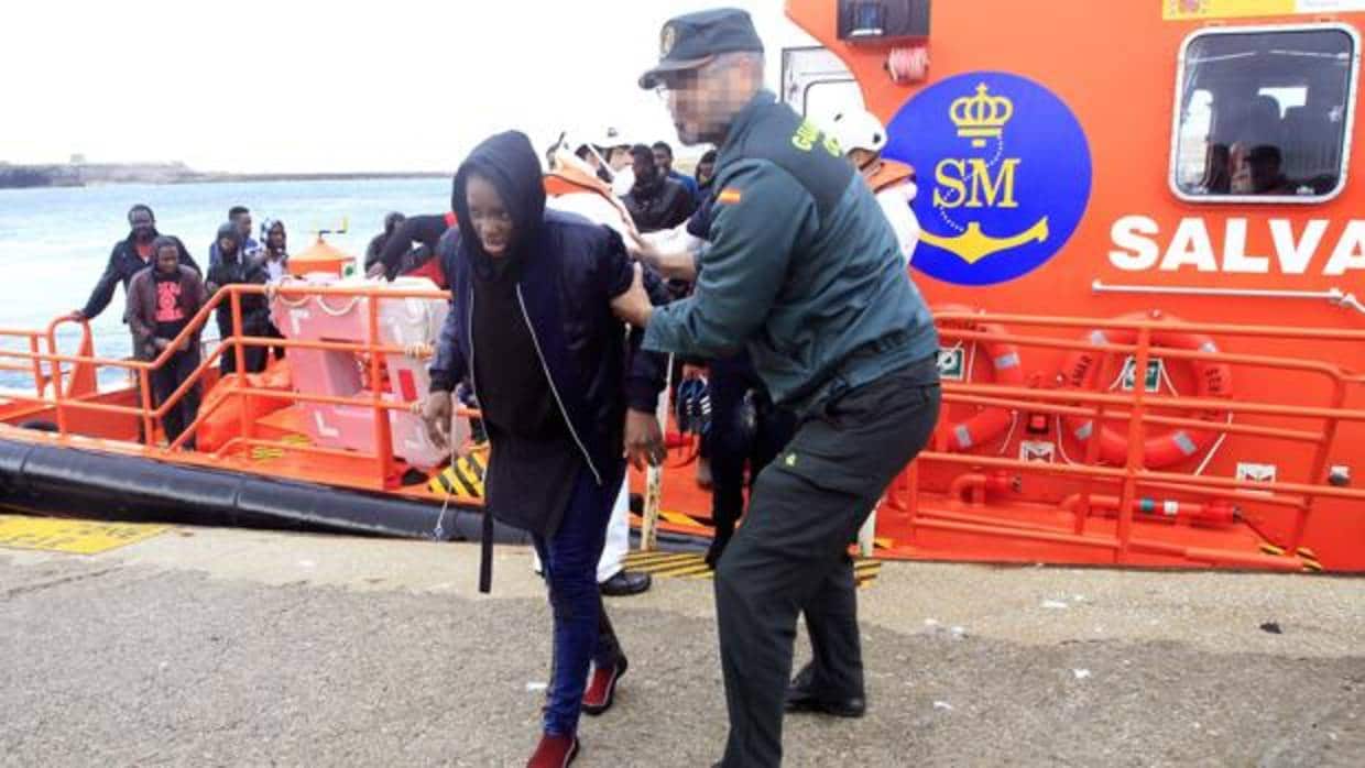 Recuperan tres cadáveres en el Estrecho, donde continúa la búsqueda de más inmigrantes