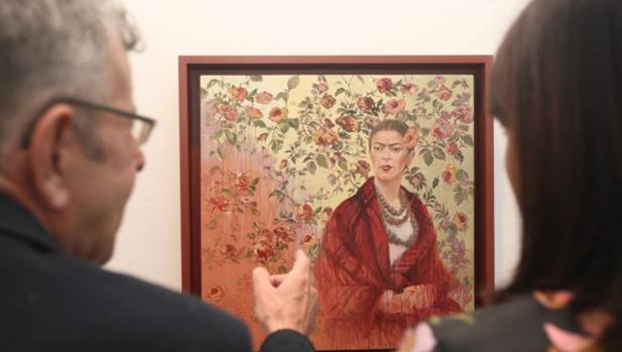 Unicaja expone el tributo a Frida Kahlo del pintor Fausto Velázquez en Cádiz