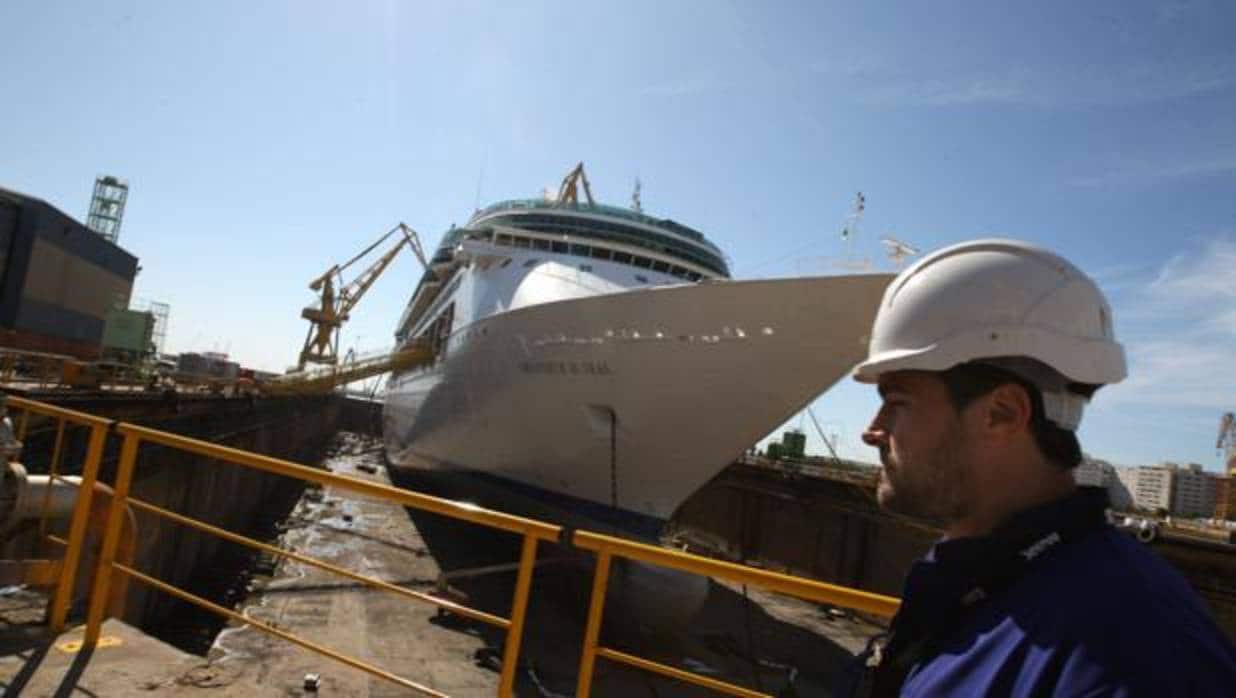 Imagen del 'Grandeur', de la Royal, durante su paso por el astillero de Cádiz en noviembre de 2014.