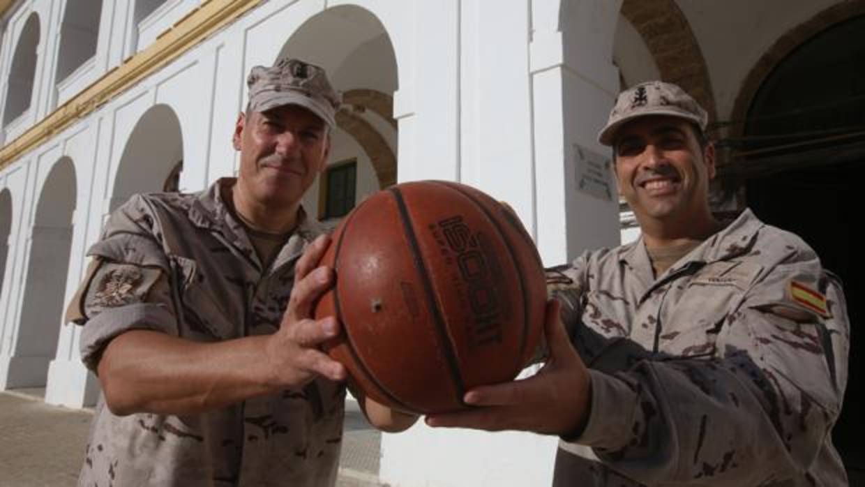 Los cabos primeros Ernesto Gómez Pérez y Juan García Ventura, miembros del equipo de baloncesto del TEAR.
