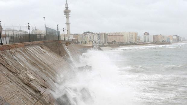 Cádiz, en alerta por fuerte oleaje durante la madrugada