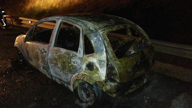 Sale ardiendo un vehículo en la autovía Jerez - Los Barrios