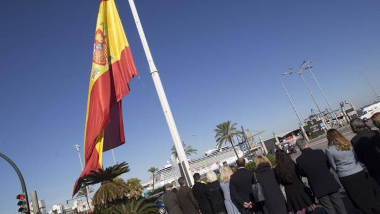 Tras la ofrenda floral se ha izado la bandera nacional en la Plaza de Sevilla.