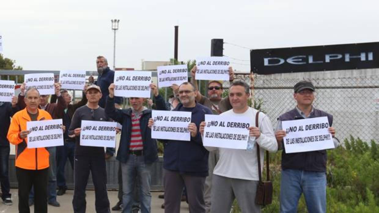 Protesta de los extrabajadores de Delphi en abril de 2014 contra la amenaza de derribo de las naves