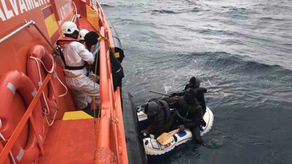 Los cuatro inmigrantes a bordo de la patera tipo toy en el momento de su rescate