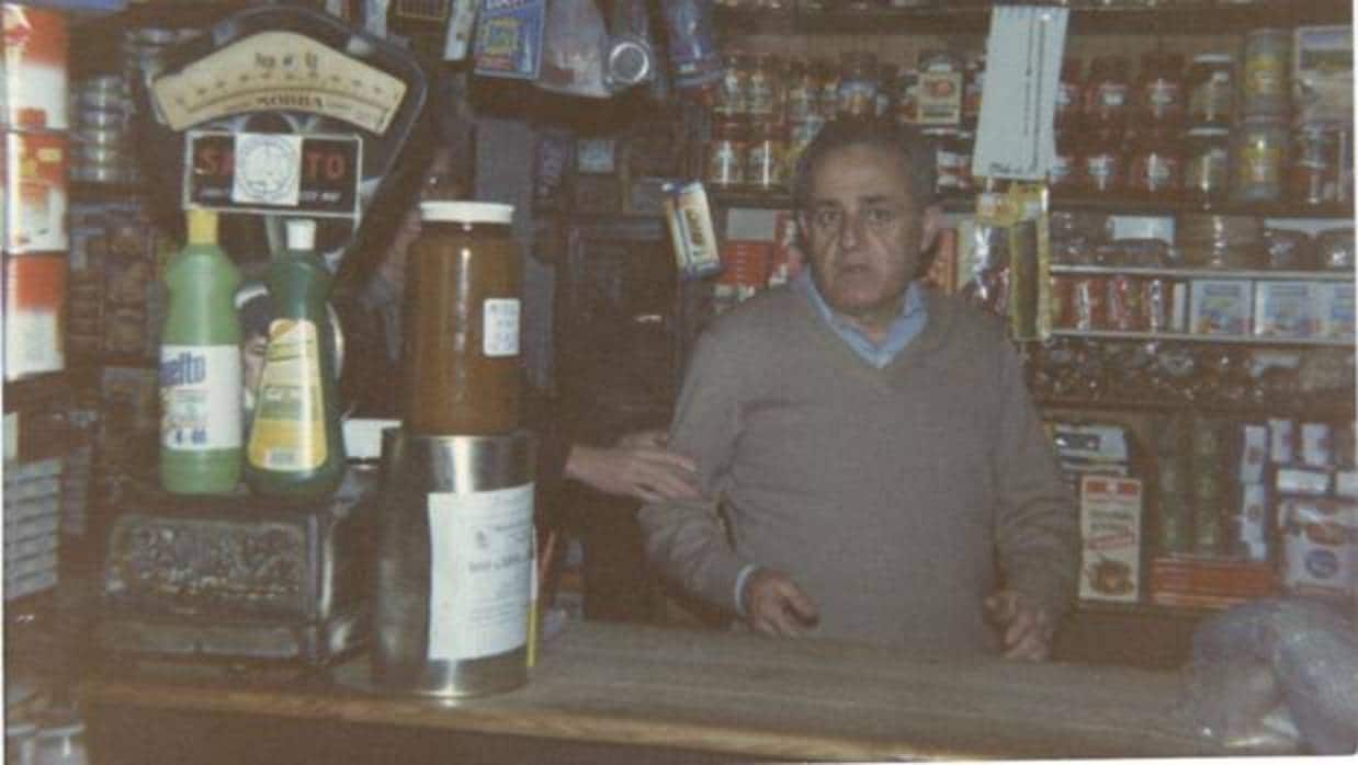Antonio Casado Medina ha regentado durante medio siglo una tienda de ultramarinos