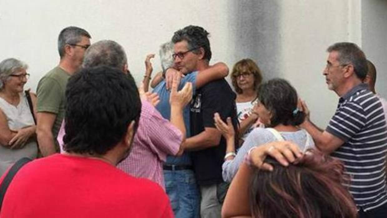 Juan Clavero abraza a sus compañeros de Ecologistas en Acción.