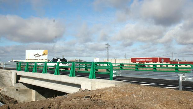 Un renovado puente de El Peregrino moderniza el acceso a las marismas de Lebrija