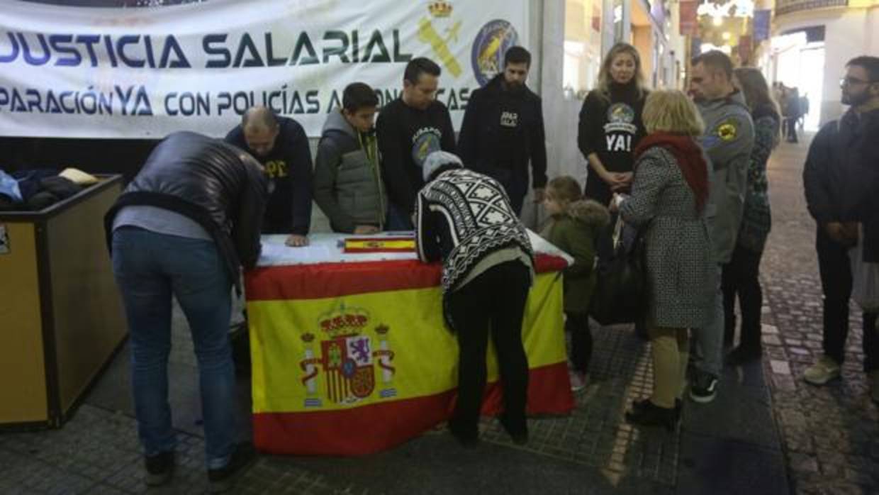 Recogida de firmas en el Palillero.