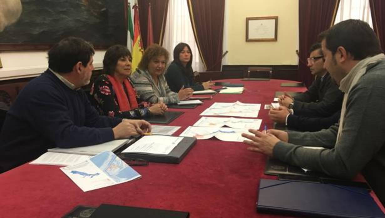 La reunión de trabajo entre ambos equipos se realizó en las dependencias del Ayuntamiento de Cádiz.