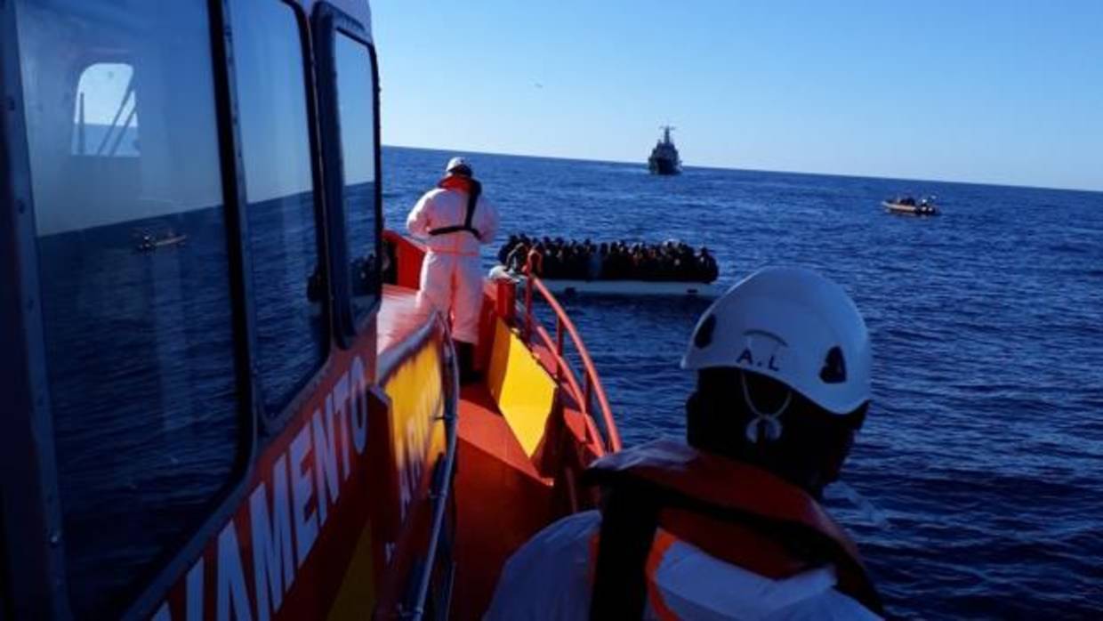 Trasladadas a Barbate 58 personas que viajaban a bordo de una patera