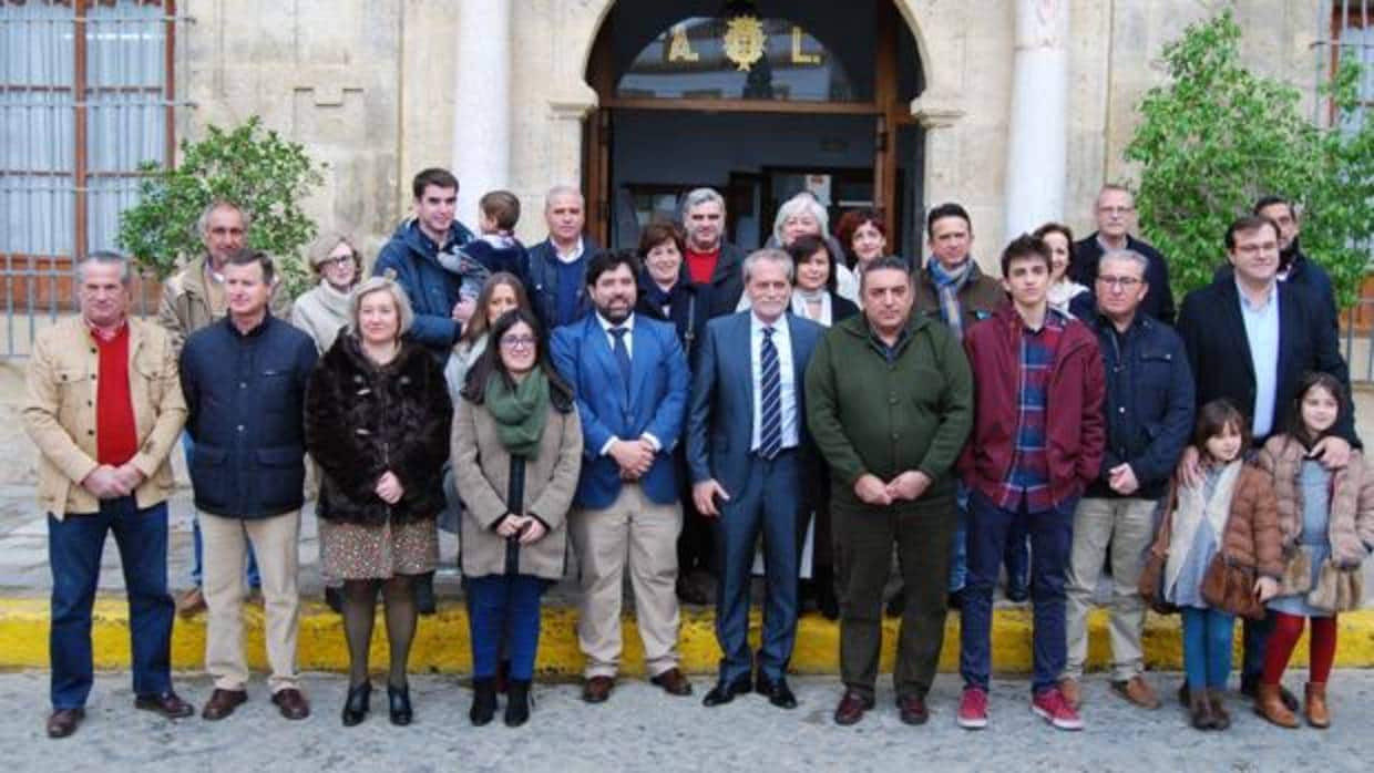 La corporación municipal junto a Manuel Prieto y su familia, a las puertas del Ayuntamiento loreño